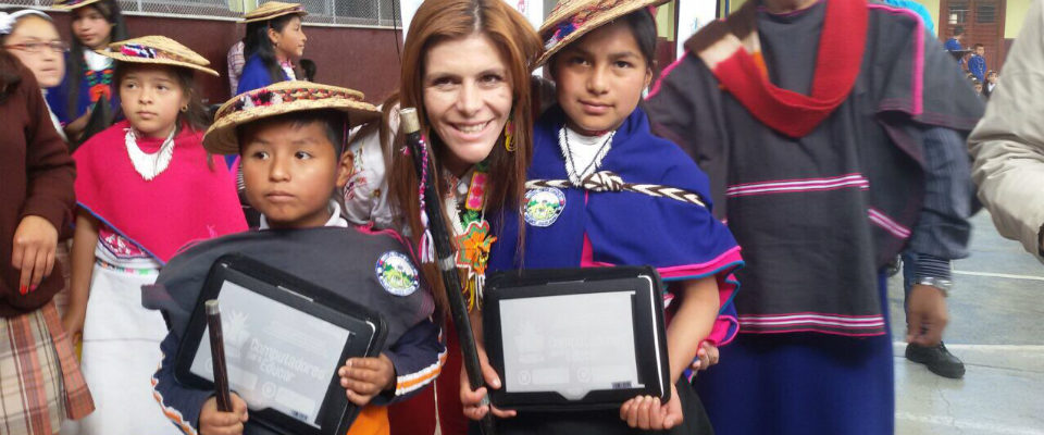 Viceministra TIC - Mara Carolina Hoyos entrega Tabletas para Educar