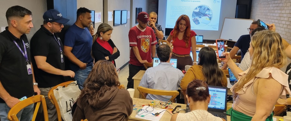 Personas reunidas en mesa de trabajo