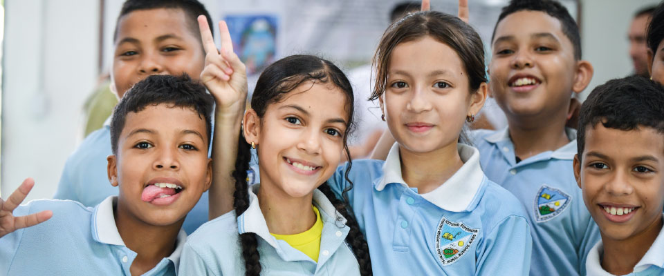 Niños estudiantes
