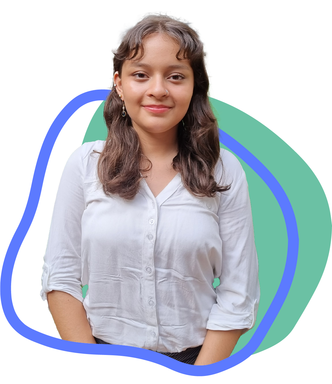 Mujer joven sonriente, de pie, con camisa blanca.