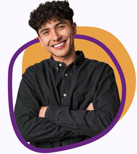 Hombre joven sonriente, de pie, con camisa negra.