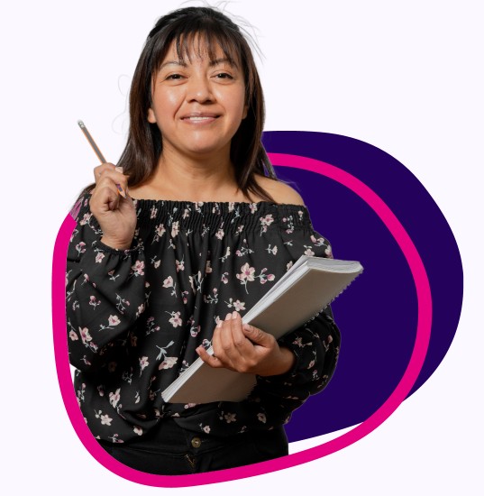 Mujer adulta sonriente sostiene un cuaderno y un lápiz.