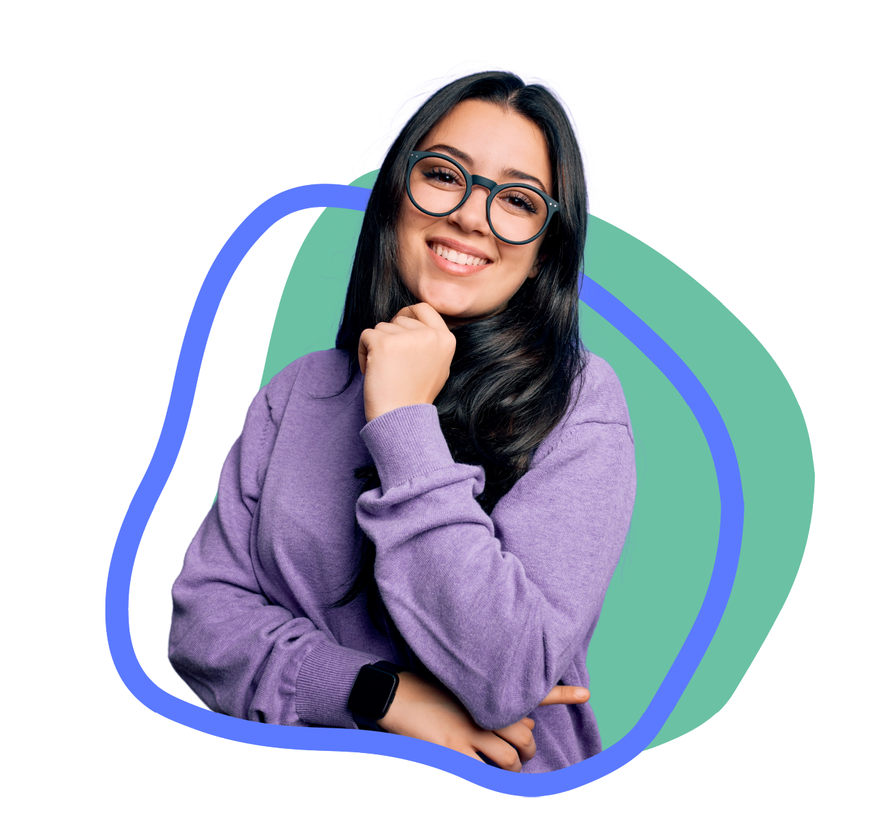 Mujer joven sonriente, de pie, con gafas y suéter lila.