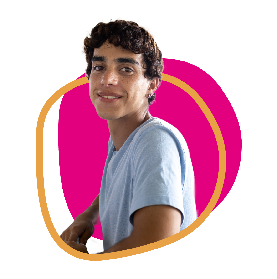 Joven sonriendo con camiseta azul claro.