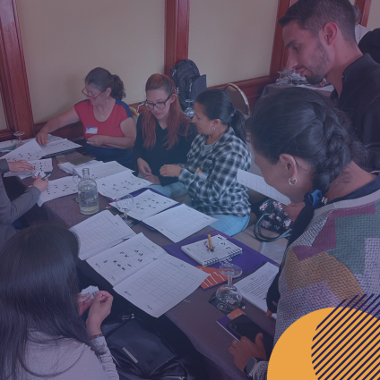 Personas alrededor de una mesa de reuniones