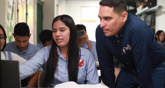 Foto estudiante preguntando a docente
