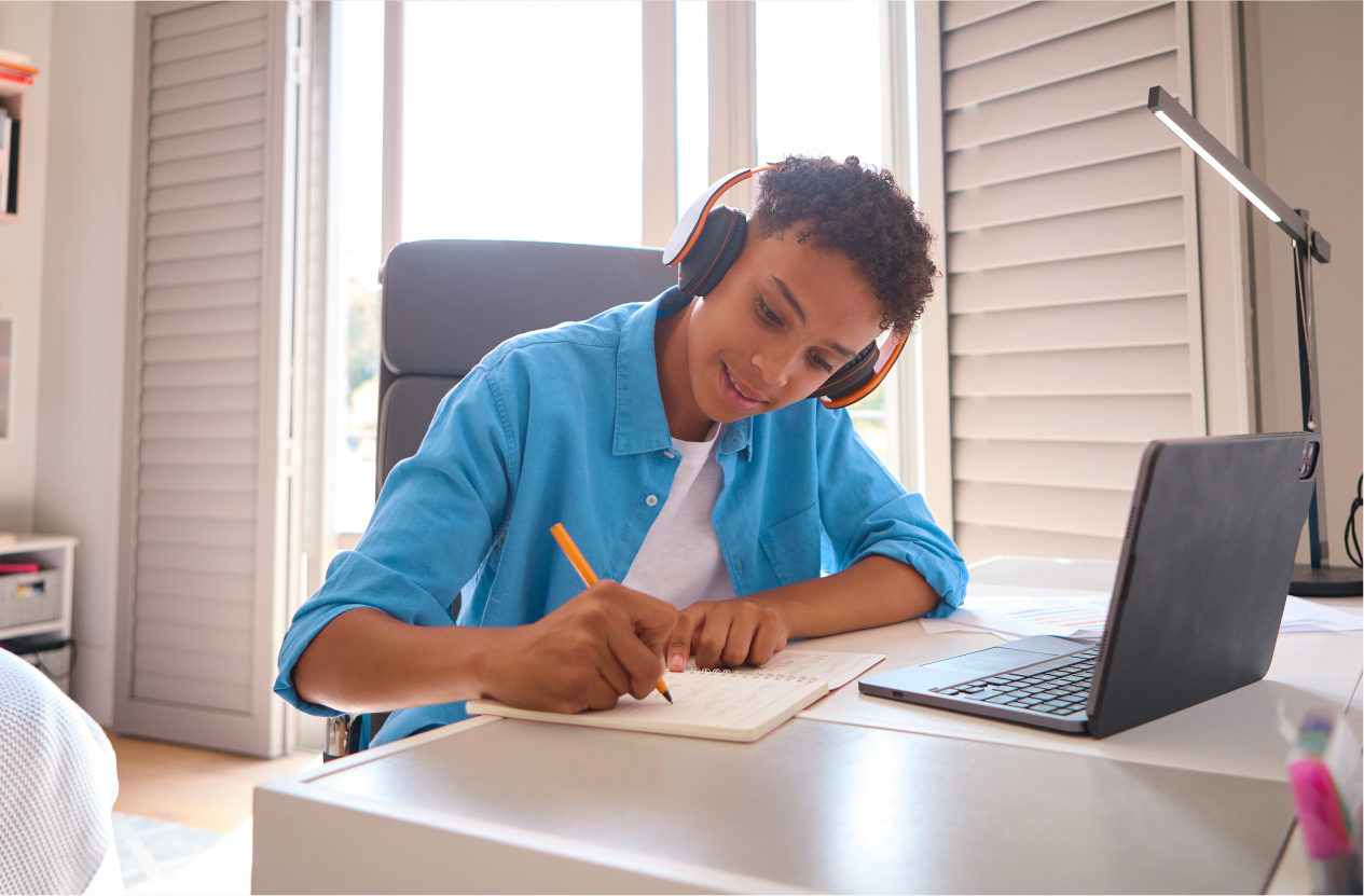 Joven estudiando en casa