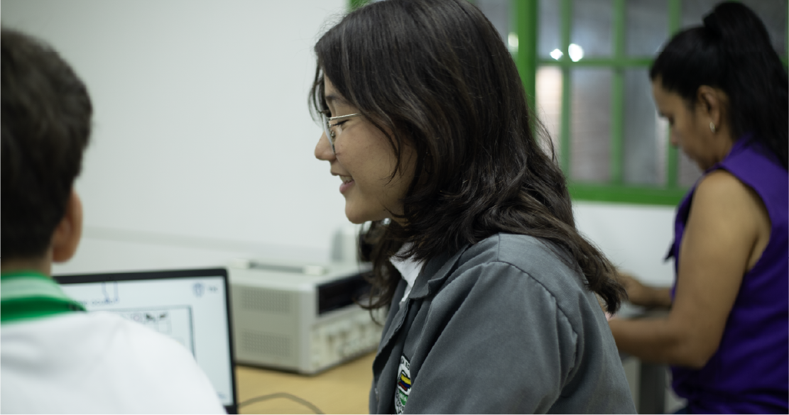 Joven estudiante sonriendo Joven estudiante sonriendo