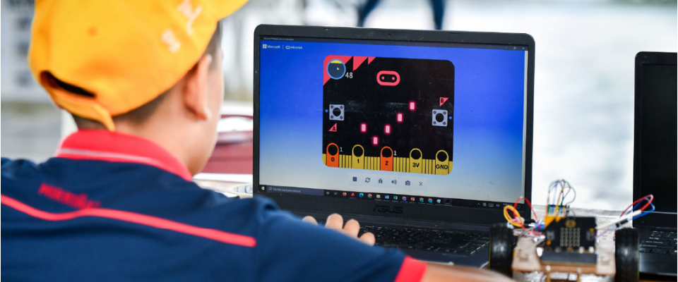 Joven realizando una actividad en un computador