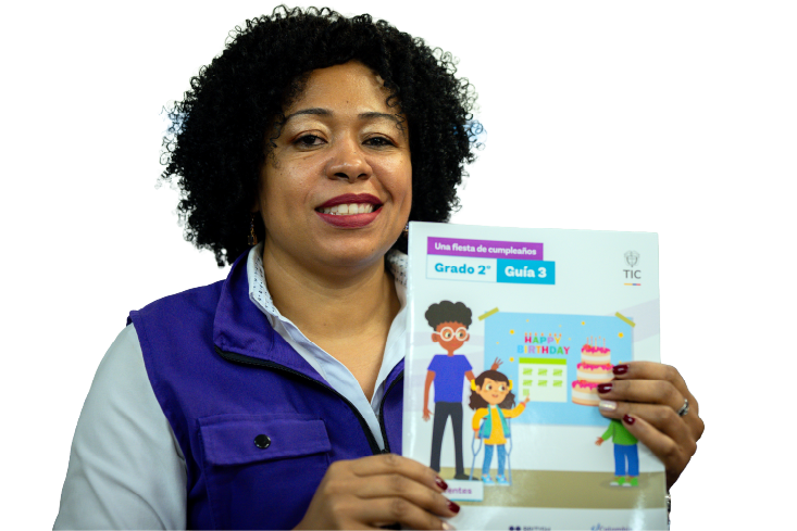 Mujer sonriendo con guía de Colombia Programa en las manos