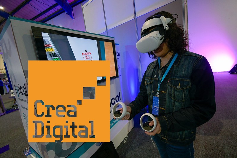 foto hombre con gafas 3d y controles manuales
