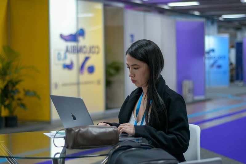 mujer escribiendo en el computador