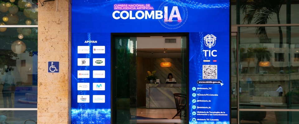 Foto de arco de bienvenida a la Cumbre ColombIA