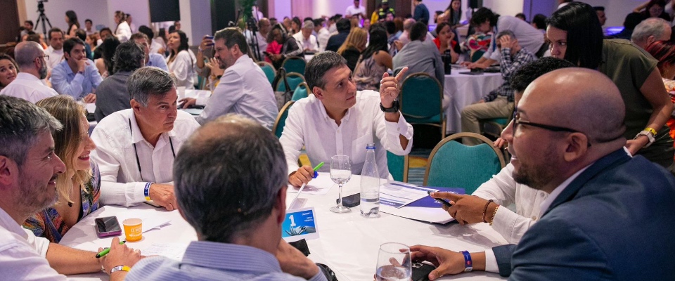 Foto del ministro TIC en mesas de trabajo en la Cumbre ColombIA