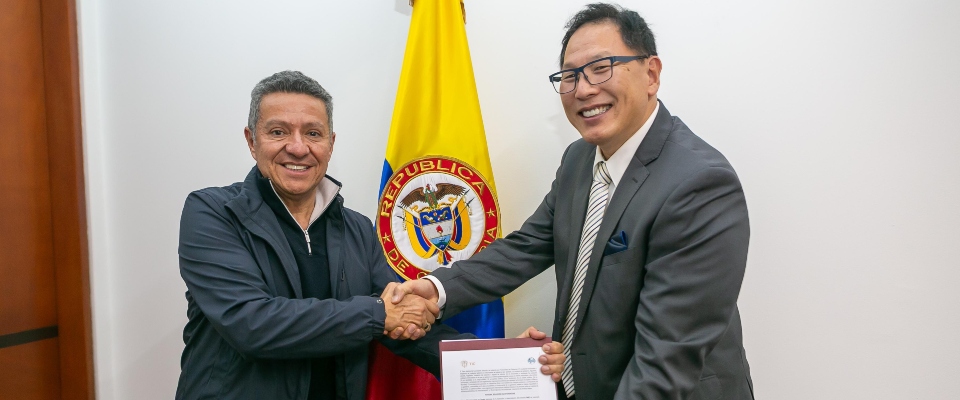 Foto del momento de la firma del Memorando de Entendimiento (MdE) entre el Ministerio TIC y la empresa Tekniam LLC/Consulting and Execution S.A.S Foto del momento de la firma del Memorando de Entendimiento (MdE) entre el Ministerio TIC y la empresa Tekniam LLC/Consulting and Execution S.A.S