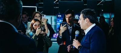 Foto del Ministro TIC Mauricio Lizcano junto a la prensa