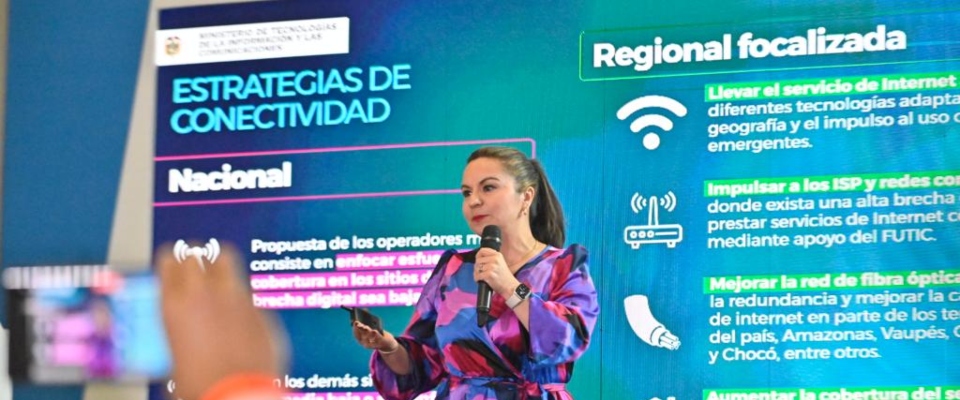 Foto de ex ministra Sandra Urrutia exponiendo en Andina Link