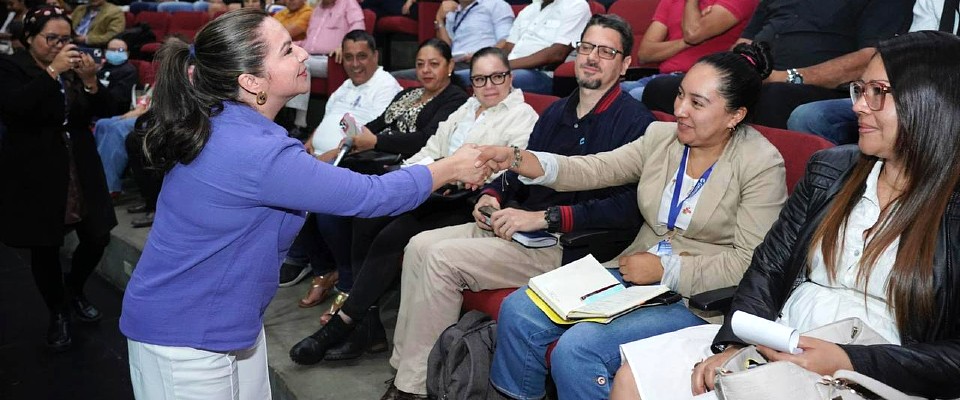 Foto de ex ministra Sandra Urrutia saludando a los asistentes a la charla de Preventic.