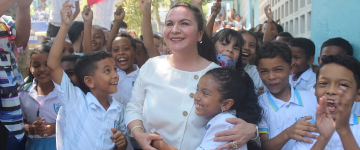Foto de ex ministra Sandra Urrutia junto a estudiantes