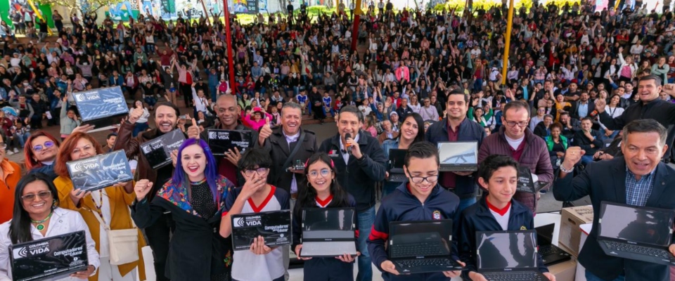 Foto de asistentes al evento de lanzamiento de 1,2,3 x TIC