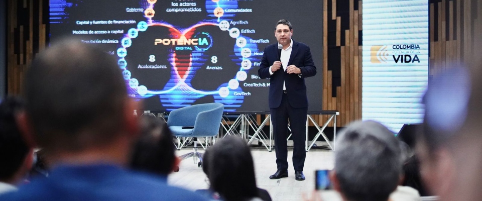 Foto de Colombia del ministro TIC, Mauricio Lizcano presentando la estrategia Colombia PotencIA Digital