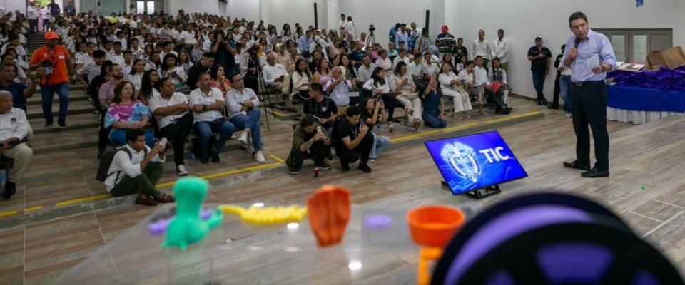 Foto del ministro TIC en evento