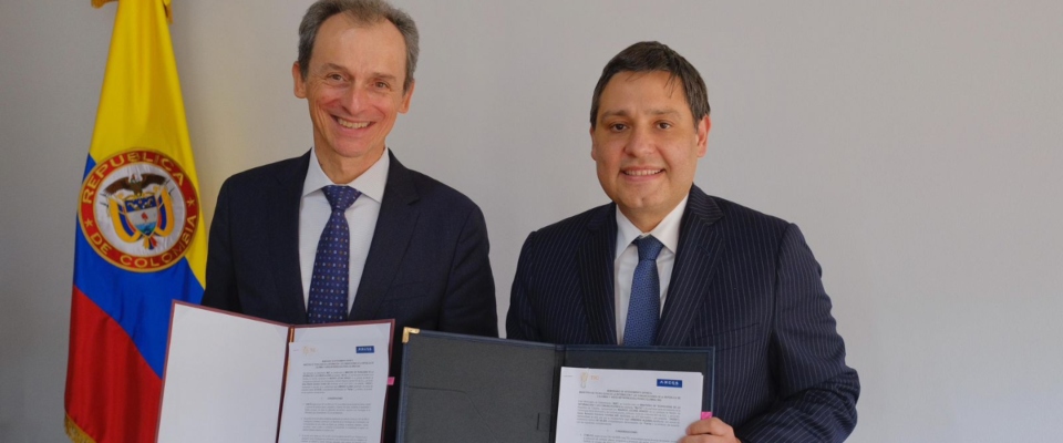 Foto del ministro TIC, Mauricio Lizcano junto al presidente de Hispasat, Pedro Duque