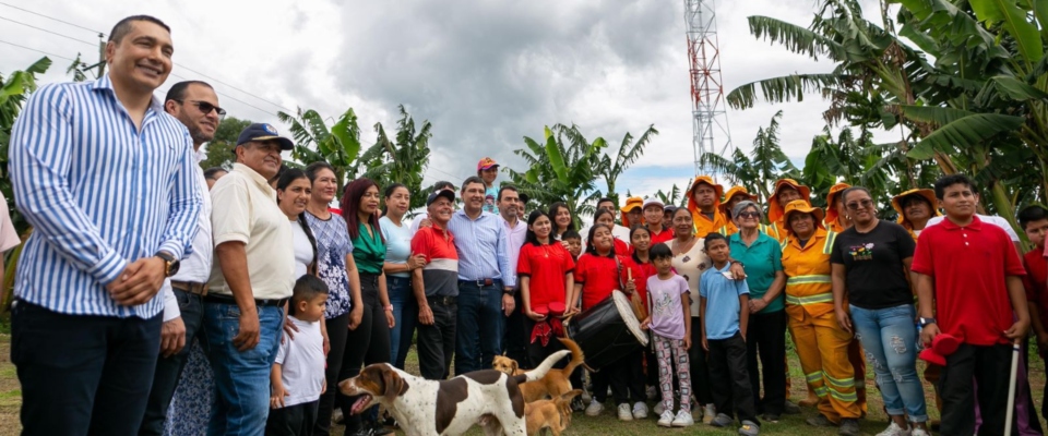 Foto de la entrega de la antena 616 de 4G