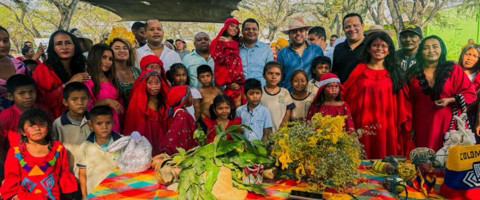 Foto del ministro TIC junto a la comunidad Wayúu de El Arroyo
