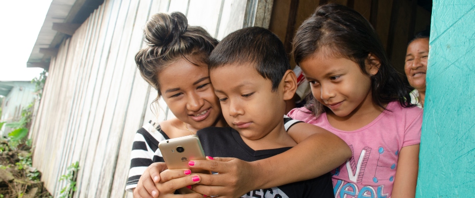 Foto de niños usando dispositivos móviles