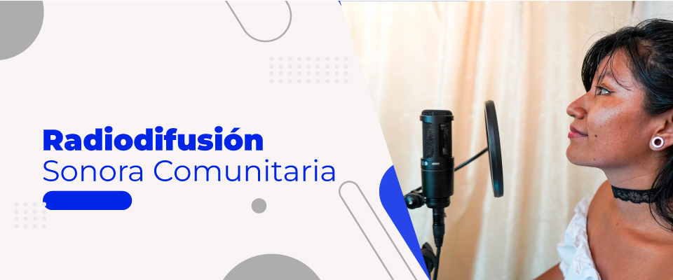 Imagen diseñada con invitacion a copmentar, y la foto de una locutora