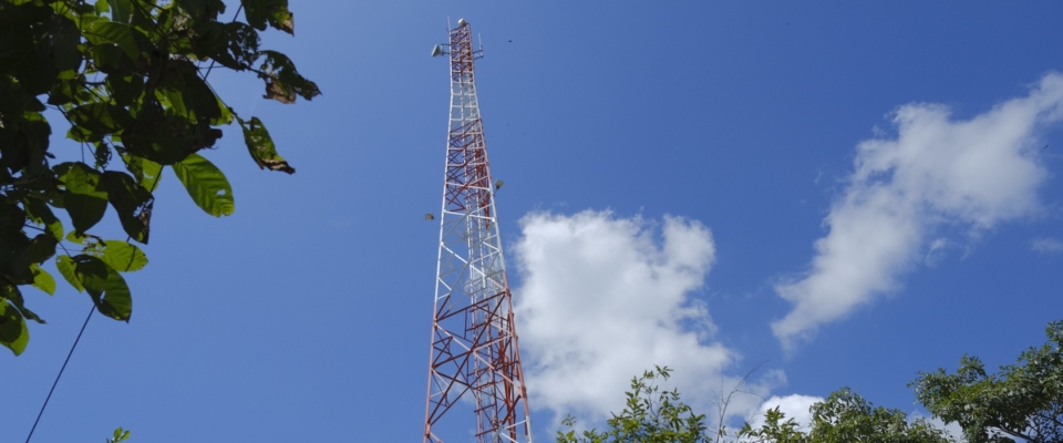 Foto de una antena radioeléctrica Foto de una antena radioeléctrica