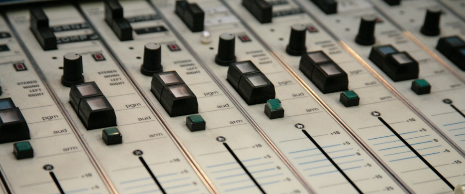 Foto de una consola de sonido