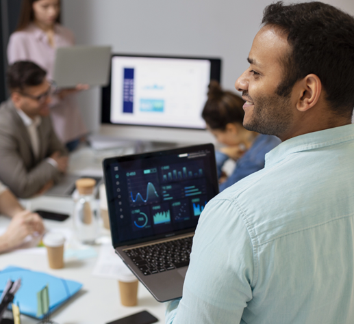hombres en mesa de trabajo con computador