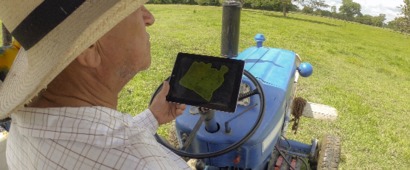 Hombre campesino con una tablet en las manos Hombre campesino con una tablet en las manos
