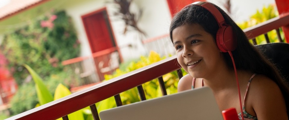 Foto de niña usando un computador