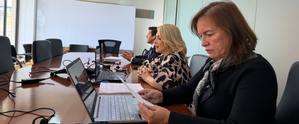 Funcionarios reunidos en sala de juntas participan en diálogo técnico sobre soluciones satelitales y regulación sectorial Funcionarios reunidos en sala de juntas participan en diálogo técnico sobre soluciones satelitales y regulación sectorial