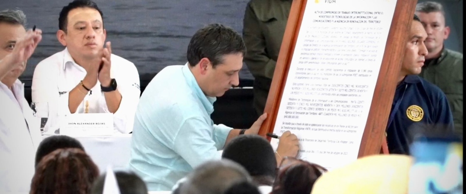 Foto de la firma del acuerdo durante la jornada “Gobierno Escucha” en Tumaco, Nariño