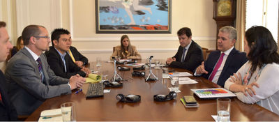 Gobierno anuncia convenio con importante plataforma de educación virtual para beneficiar a jóvenes y profesionales colombianos