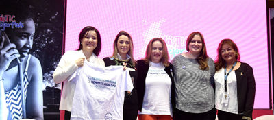 De izquierda a derecha: ministra Sylvia Constaín, Gále Mallol Agudelo, presidenta de ASOTIC; Alejandra Borrero, actriz y líder del festival “Ni con el Pétalo de una Rosa”; Valerie Gauthier Umaña, directora del Departamento de Matemáticas Aplicadas y Ciencias de la Computación (MAAC) de la Universidad del Rosario y Flor María Díaz, oficial nacional de Programas de ONU Mujeres.