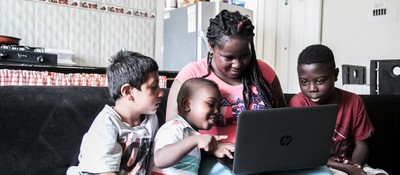 Familia usando Internet