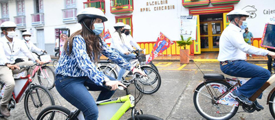 La ministra Abudinen dio un corto recorrido en bicicleta por el municipio de Circasia.