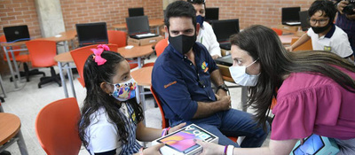 Ministra de las TIC Karen Abudinen entregando tabletas