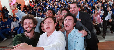 Protagonistas de #BlogLaSerie junto a Ministro David Luna