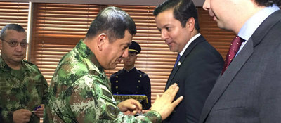 David Luna recibe condecoración en la Escuela Superior de Guerra