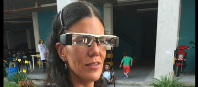 Yaneth no se separa de su celular con sistema JAWS y de su grabadora digital. Gracias a ella, memoriza y repasa los libretos de sus papeles como actriz.