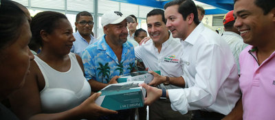 David Luna entregando insumos tecnológicos a pobladores de Cartagena