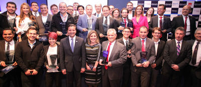 Ministro David Luna con los ganadores de Premios Ingenio
