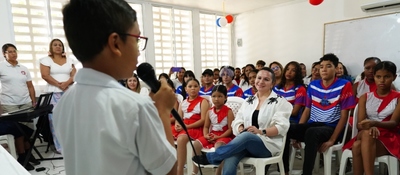 Foto de Ex Ministra TIC Sandra Urrutia junto a estudiantes del Bolívar