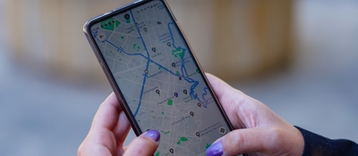 Foto de un celular con aplicación de mapas abierta